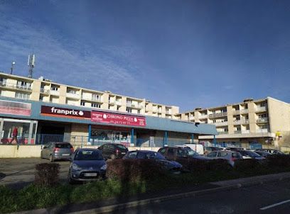 Franprix magasin d'alimentation avec stand cigarette électronique et CBD